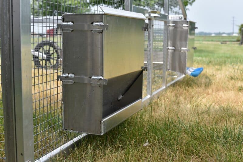 happy farmer large feeder