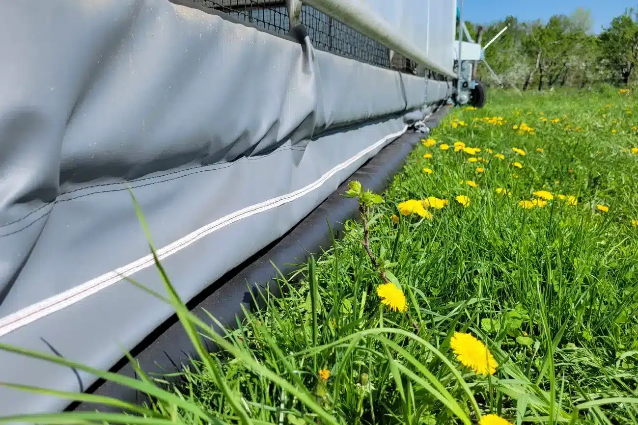 electrified skirting system for chicken house